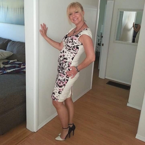 Le Chateau Women's Dress - Picture 1 of 6